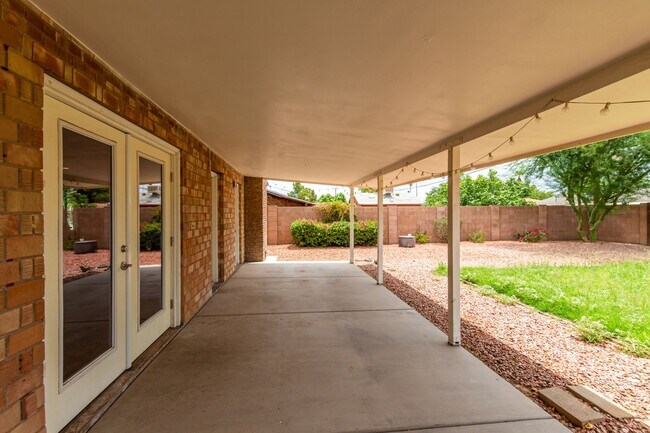 Building Photo - COMING SOON! Beautifully Remodeled 3 bedro...