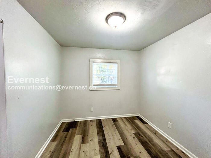 Building Photo - 4620 Sunnybrook St