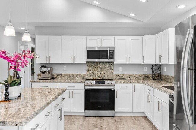 Building Photo - Move-In Ready, 3-Bedroom Fully Furnished Retreat with 3 Bathroom in Keaau Paradise!"