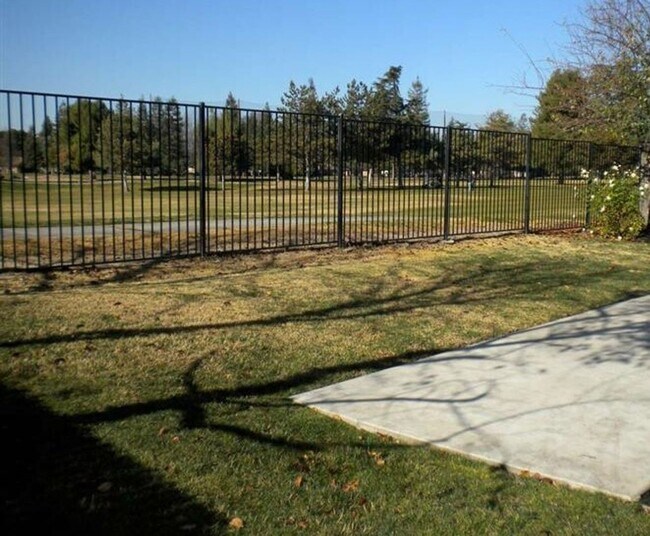 Building Photo - Upscale Home Close to Golf Coarse