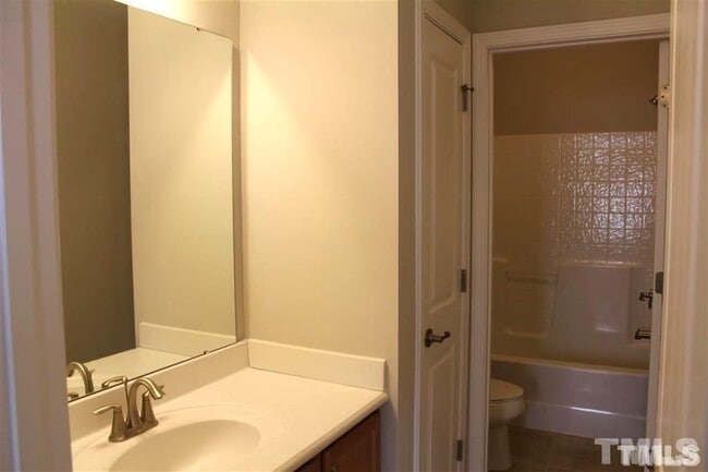 Building Photo - Beautiful 3BR Home in Desirable Kitts Creek RTP Location - MASTER DOWN