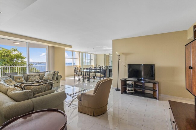 Building Photo - 1420 Brickell Bay Dr