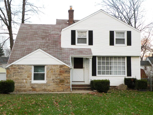 Primary Photo - Renovated 3 Bedroom Colonial!
