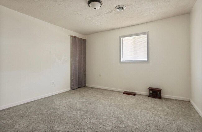 Building Photo - Open concept home in the City of Saginaw!