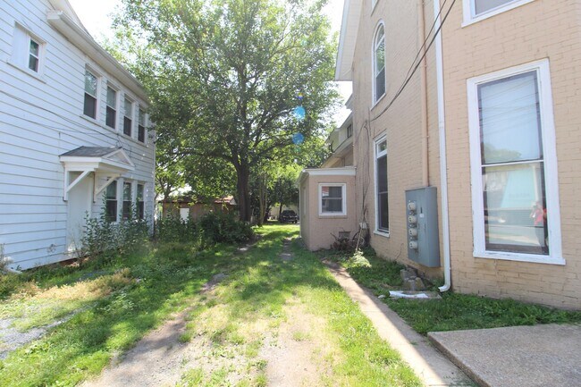 Building Photo - Downtown home for rent