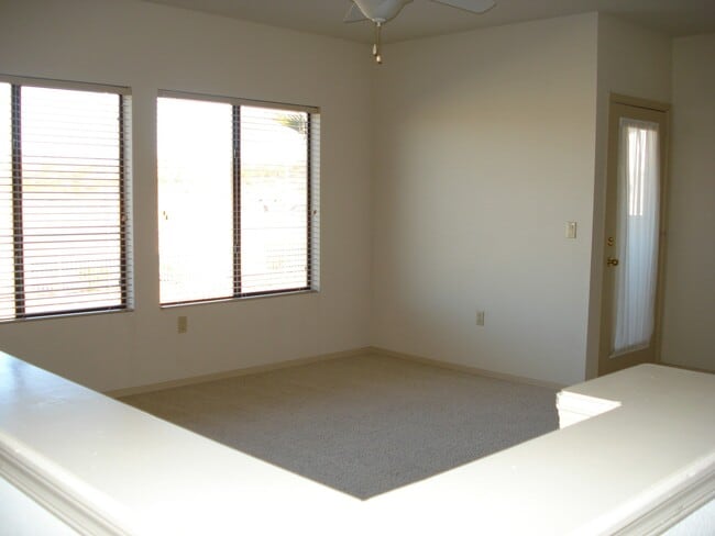 Building Photo - 2 Bedrooms, 2 Baths and a Single Car Garage