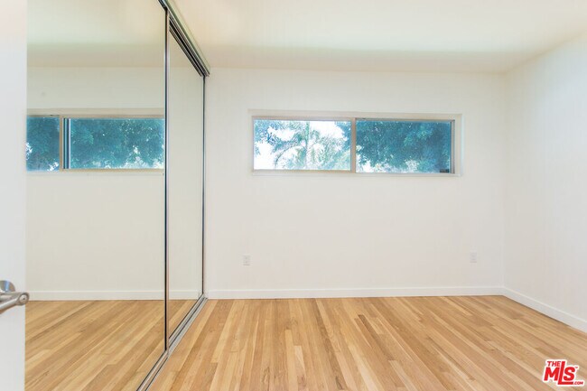 Building Photo - 5400 W 82nd St