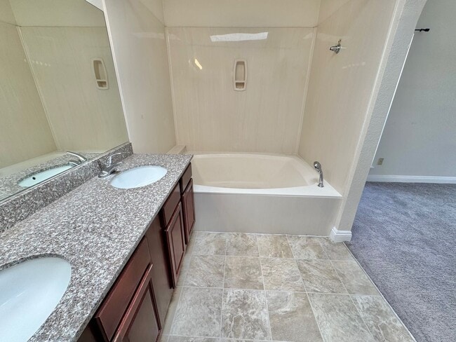 Building Photo - ADORABLE SECOND STORY 2 BEDROOMS 2 FULL BA...