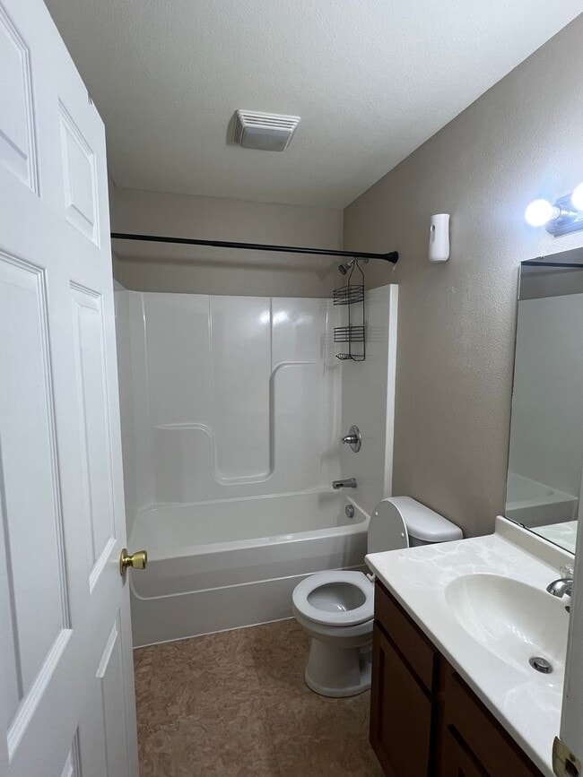 Building Photo - 3 Bedroom 2 bath duplex