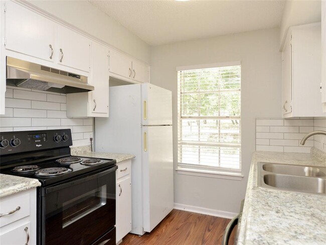 Building Photo - 1010 Cushing Dr