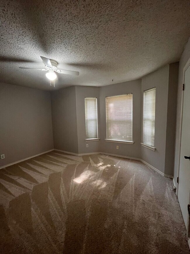 Building Photo - 4 Bedroom 2 Bath 2 Car Garage in Arlington - Excellent Location