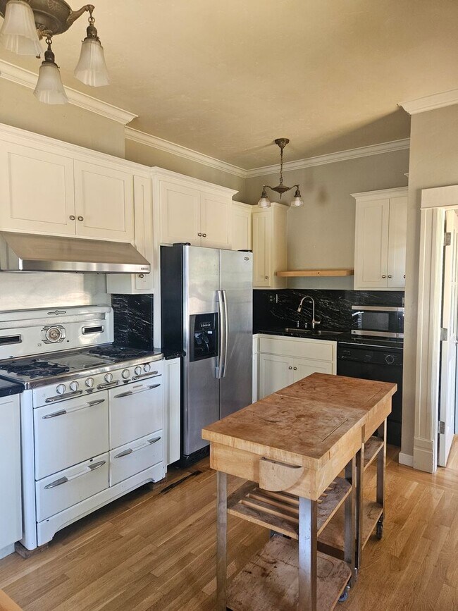 Building Photo - Beautiful 3 Bedroom 2 Bath Home in Heart o...