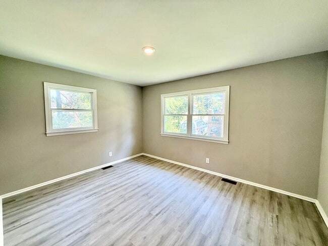 Building Photo - 102 Johnson St