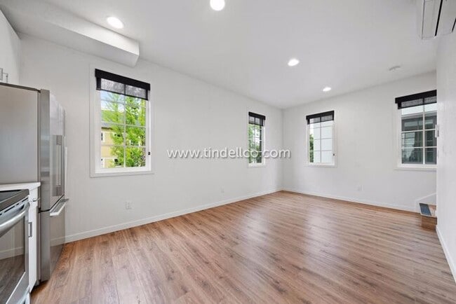 Building Photo - Modern Townhome Apartment in the heart of Hosford-Abernethy - W/S/G Included!