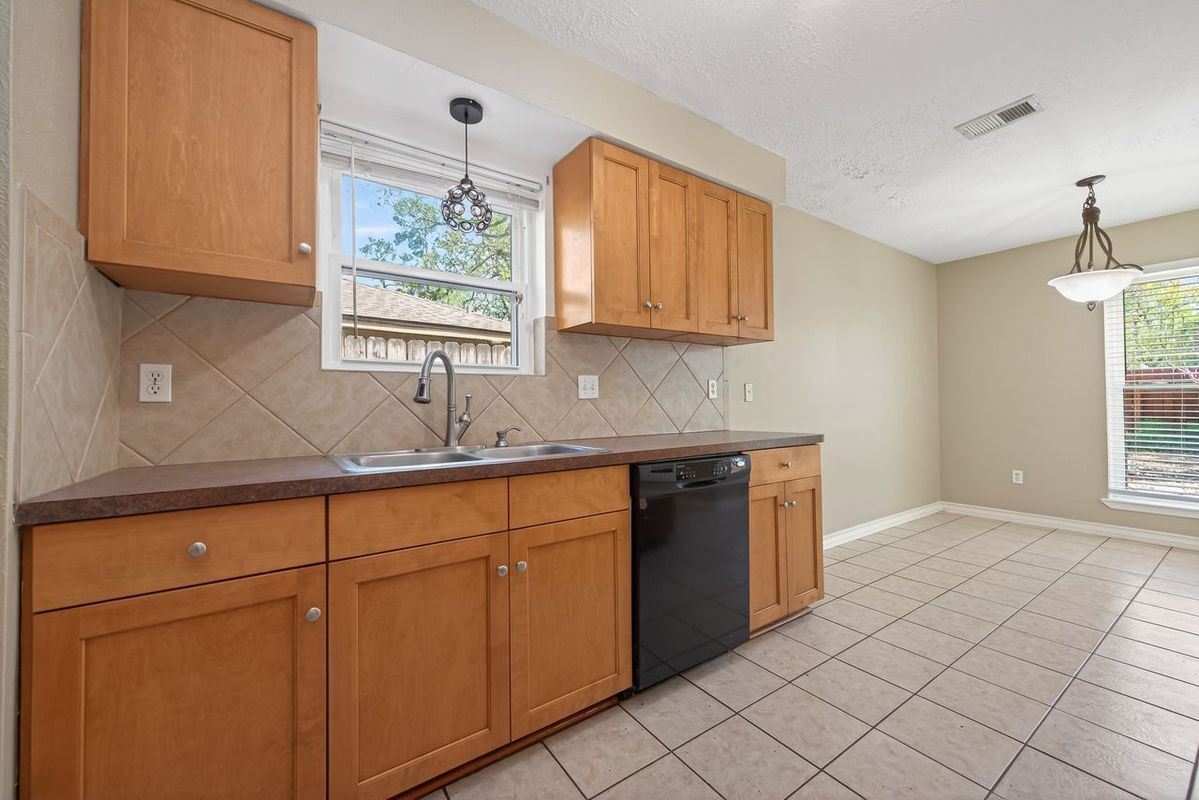 Building Photo - 18918 Droitwich Dr