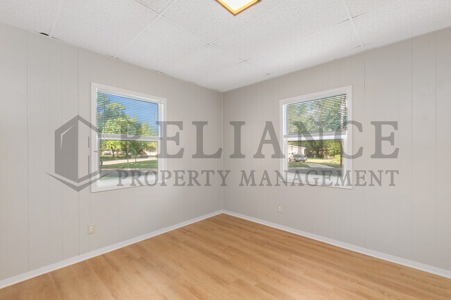Building Photo - 300 W Breese Ave