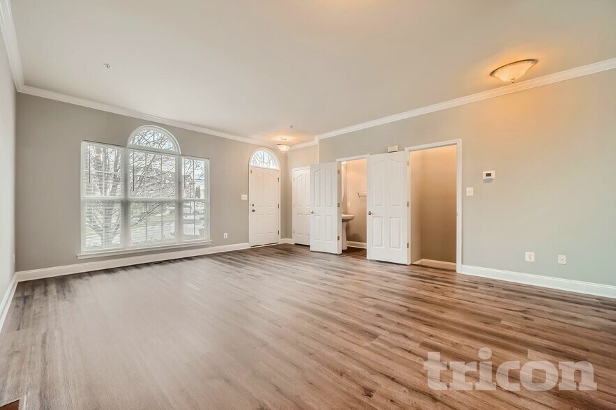 Building Photo - 566 Callander Way