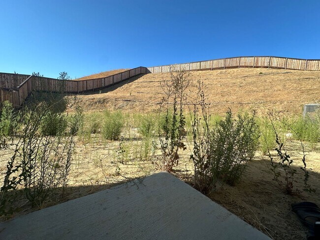 Building Photo - Beautiful Newer 5 Bedroom, 4 Bath in the h...