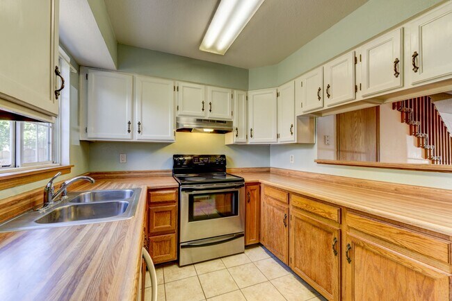 Building Photo - Beautiful 2 bed 2 bath townhome with carport in desirable Hearthwood Neighborhood With Pool!!