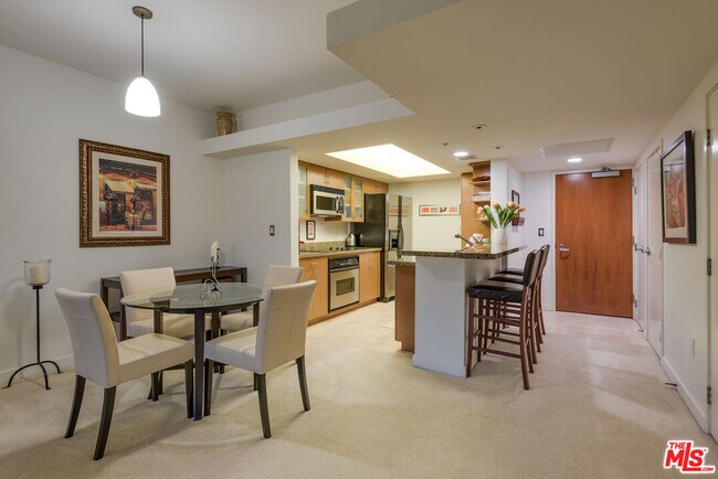 Building Photo - 13700 Marina Pointe Dr