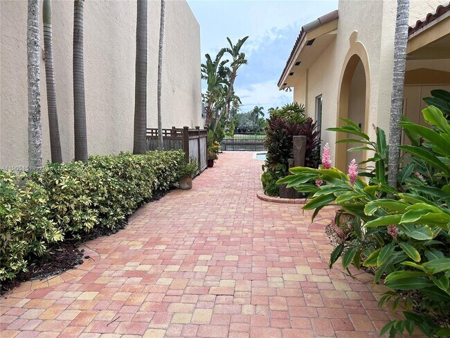 Building Photo - 484 Commodore Cir