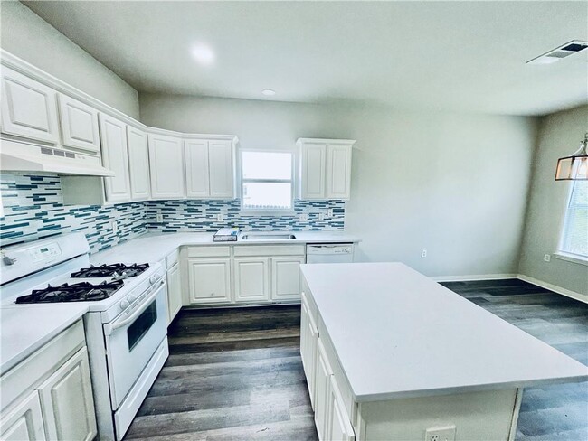 Building Photo - 7509 Lazy Creek Dr