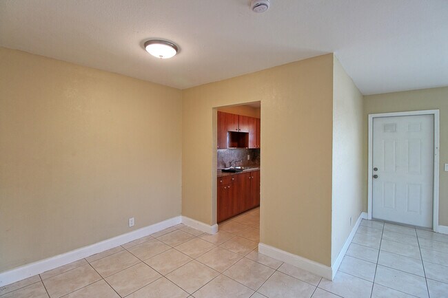 Building Photo - 1045 Miami Blvd