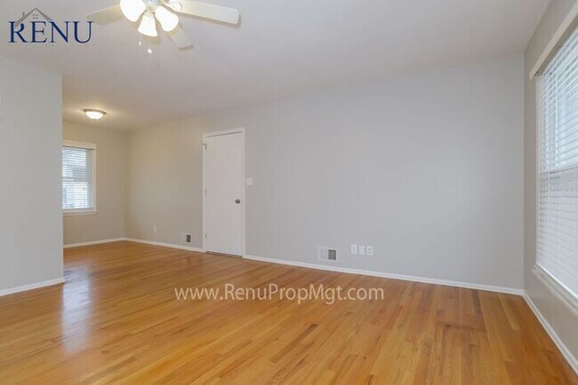 Building Photo - Available NOW! 3 bedroom Ranch Style Home ...