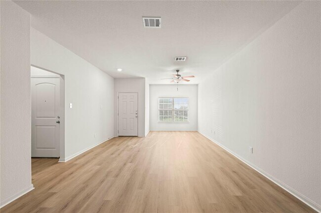 Building Photo - 101 Hyacinth Way