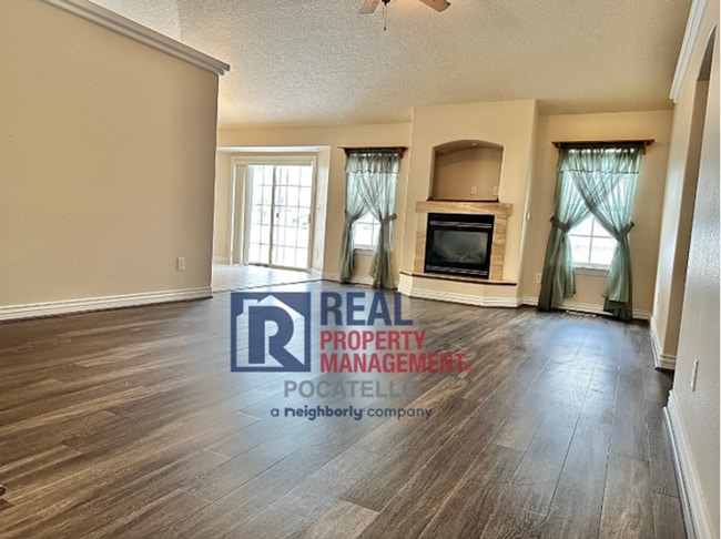 Building Photo - Beautiful 4 bedroom 3 bath house - attached garage