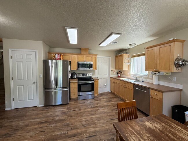 Building Photo - Fantastic 3 Bed/2.5 Bath Single Family Home in SE Bend