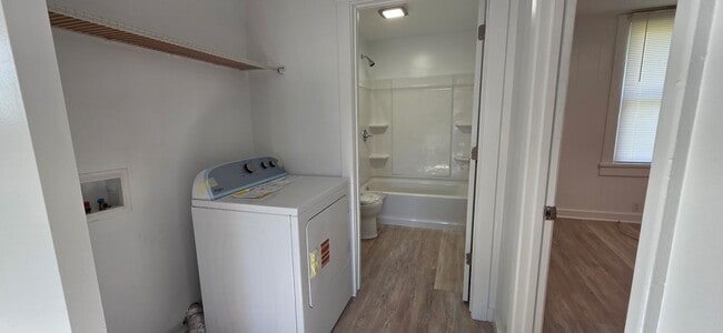 Building Photo - 305 N Kendall St