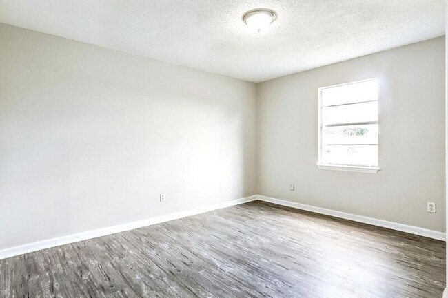 Building Photo - 1112 4th Ave W