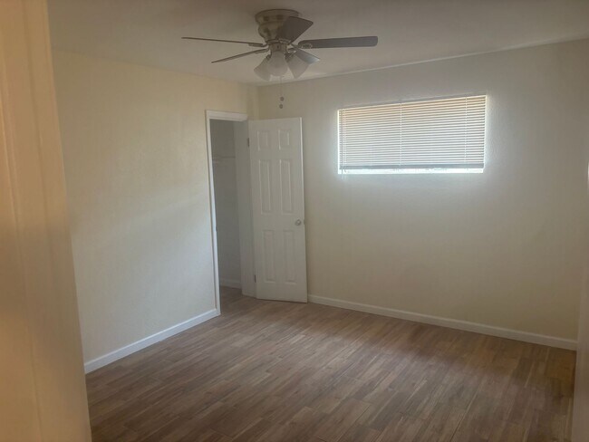 Building Photo - 2746 W Glenrosa Ave
