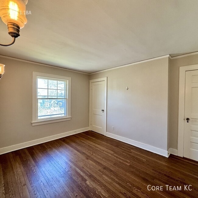 Building Photo - 411 W 60th Terrace