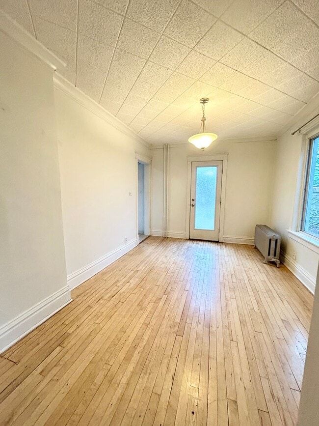 Building Photo - AVAILABLE December! - 3 Bed 1 Bath Home - With Fenced In Yard!