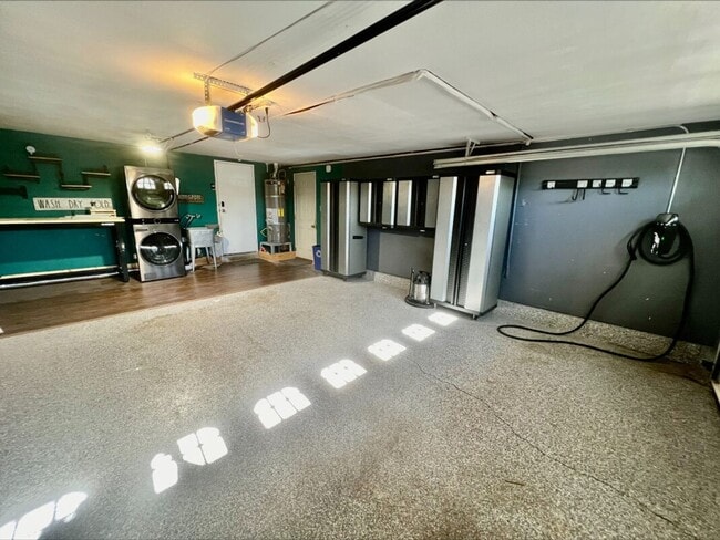 Building Photo - Welcome to this charming 3 bedroom, 2 bath...
