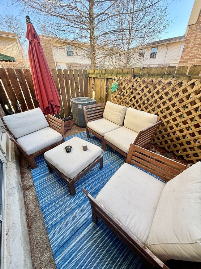 Building Photo - Walkable Green Hills Condo- 2 Bed 1.5 Bath $1800/mo