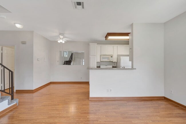 Building Photo - Thousand Oaks- Three Bedroom Condo