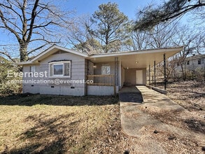 Building Photo - 3 Bed/1 Bath Home with Carport / Pet-Friendly / Available Now!