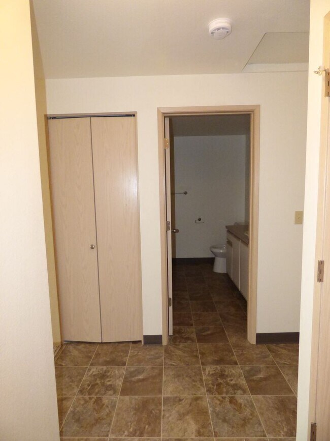 Building Photo - 1 bedroom 1 bath second level unit!