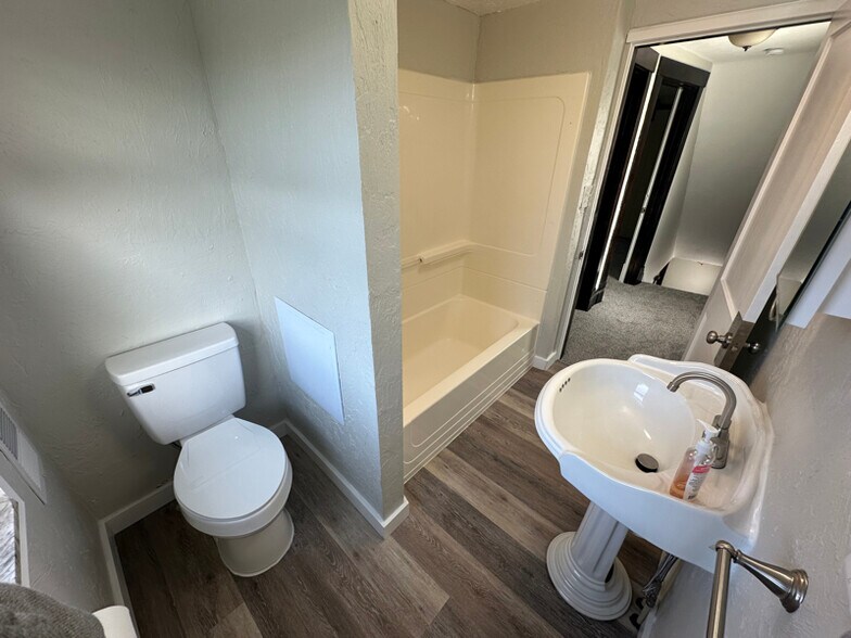 Building Photo - 904 7th Ave