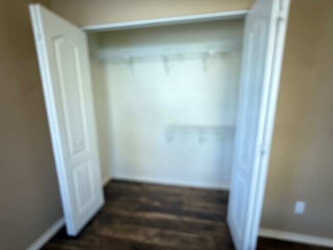 Building Photo - 3 Bedroom Plus Den & 2 Bath home Contact Property Pros Property Management