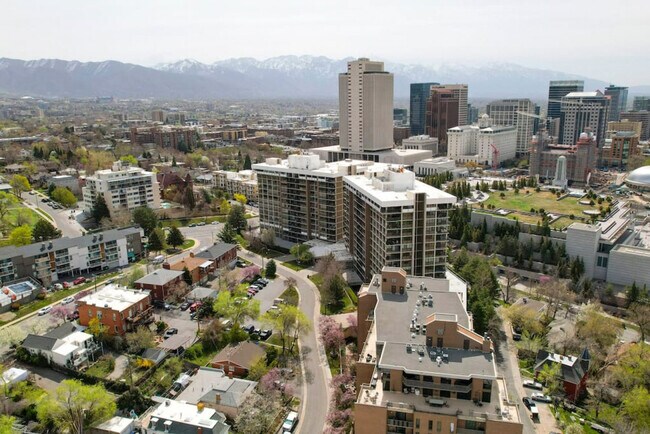 Building Photo - 239 N Center St