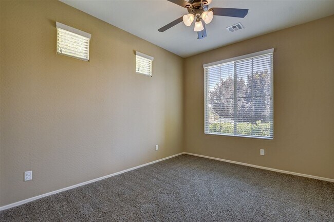 Building Photo - 3 bedrooms plus a den, 2 bath home in Brig...