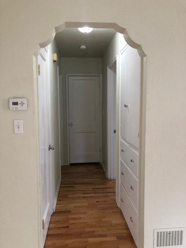 Building Photo - Home in Bremerton.