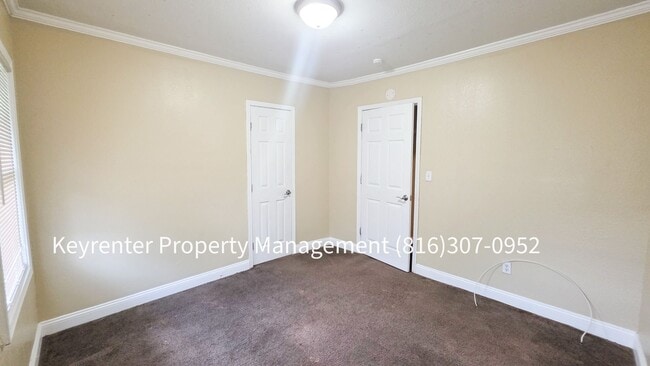 Building Photo - 4 Bed, 1 Bath Home available now!