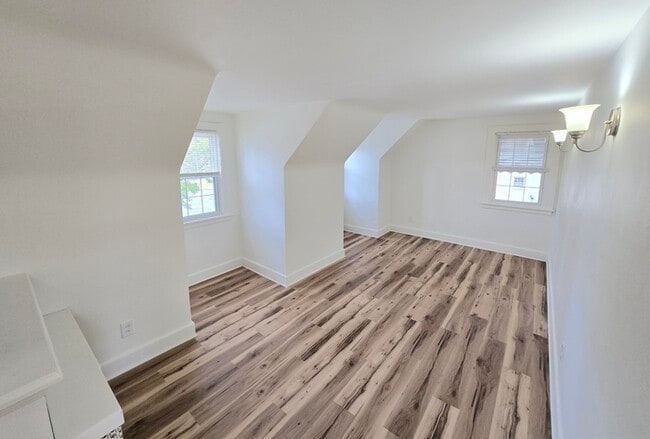 Building Photo - CUTE & COZY 2BED/1BATH DUPLEX FOR RENT - U...