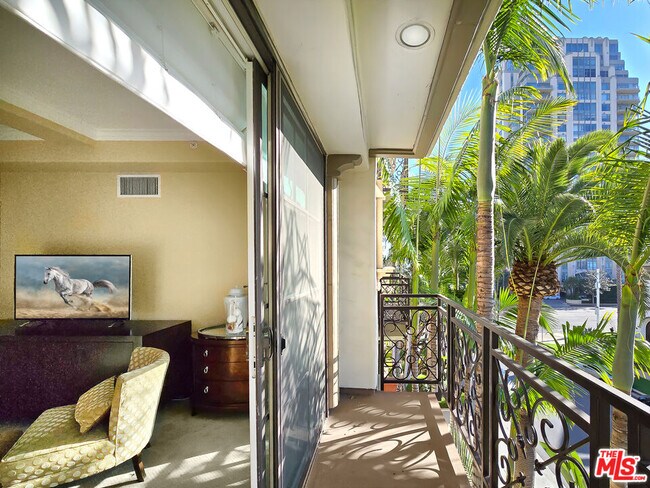 Building Photo - 10795 Wilshire Blvd