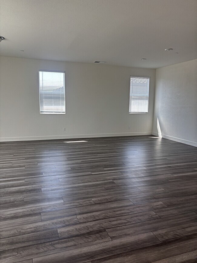 Building Photo - Beautiful 3 Bedroom 2 Bathroom Home